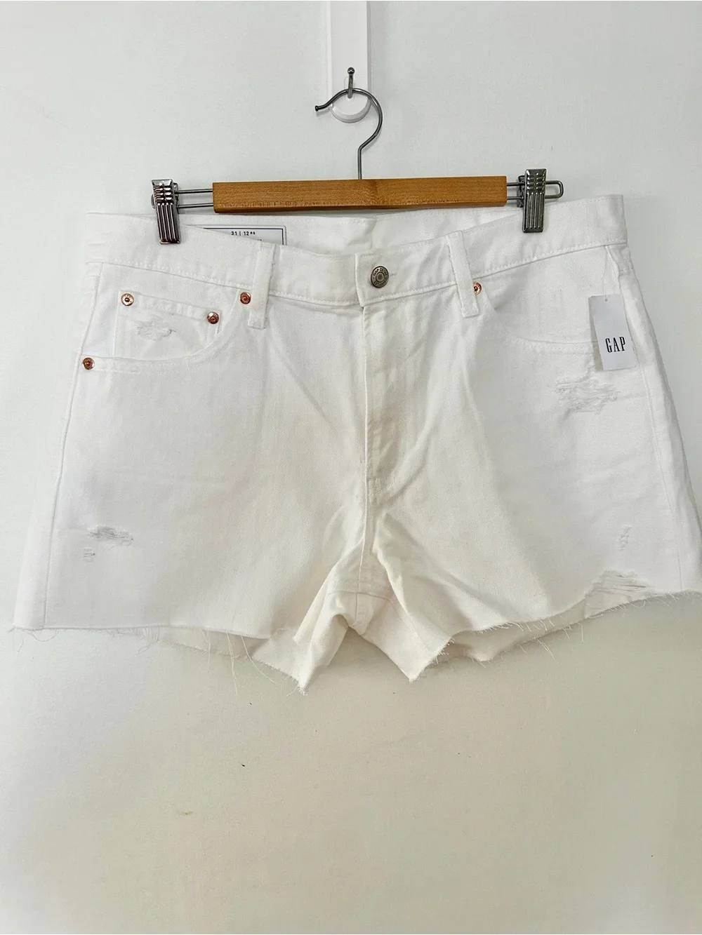 GAP NWT Low Stride White Denim Shorts Sz 12/31 Relaxed Casual Boho Beach Coastal - Picture 1 of 4